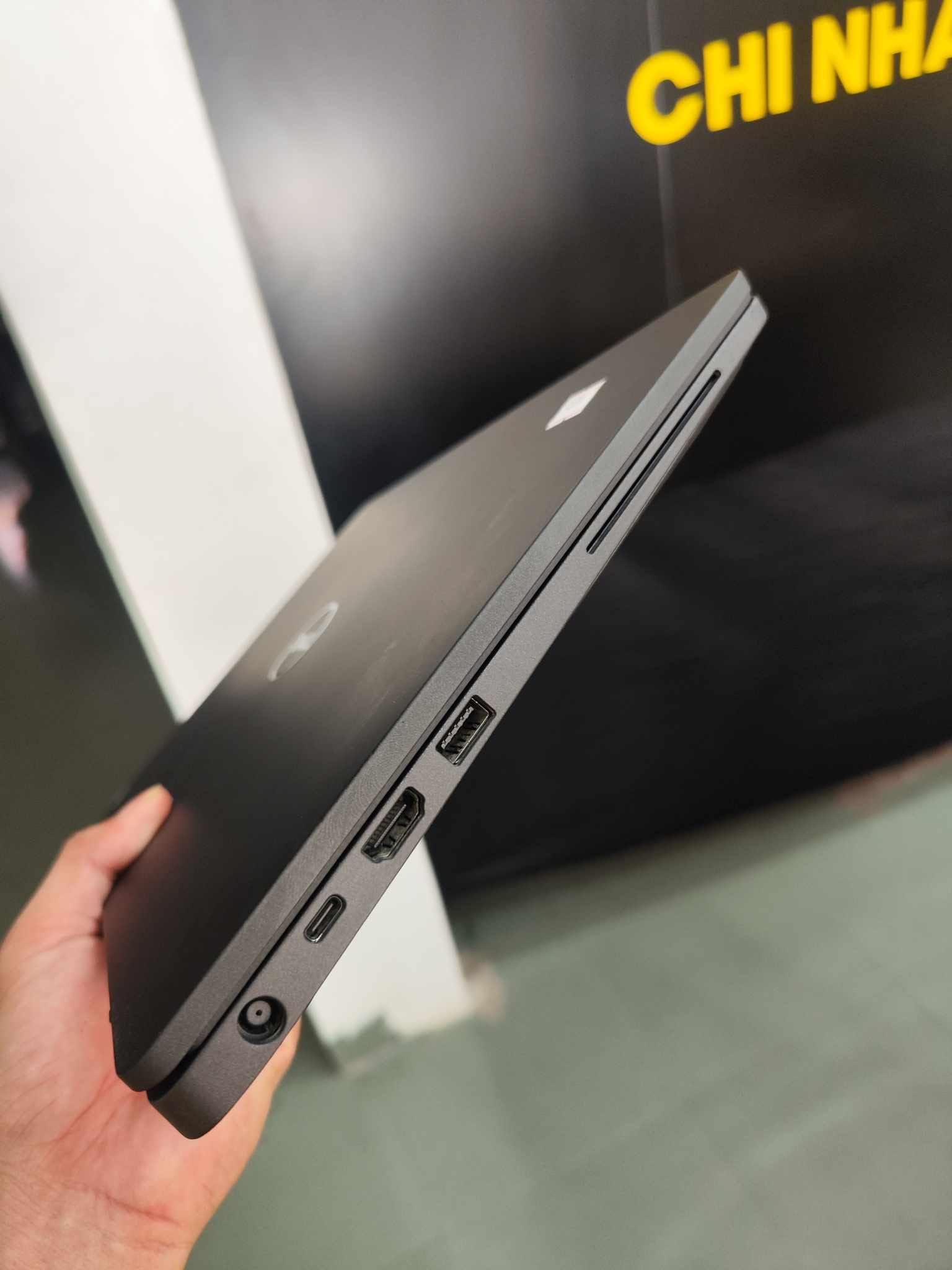 Laptop cũ Dell Latitude 7400